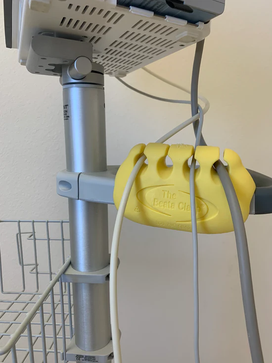 Beata Clasp organiserar tubing på sänggrind